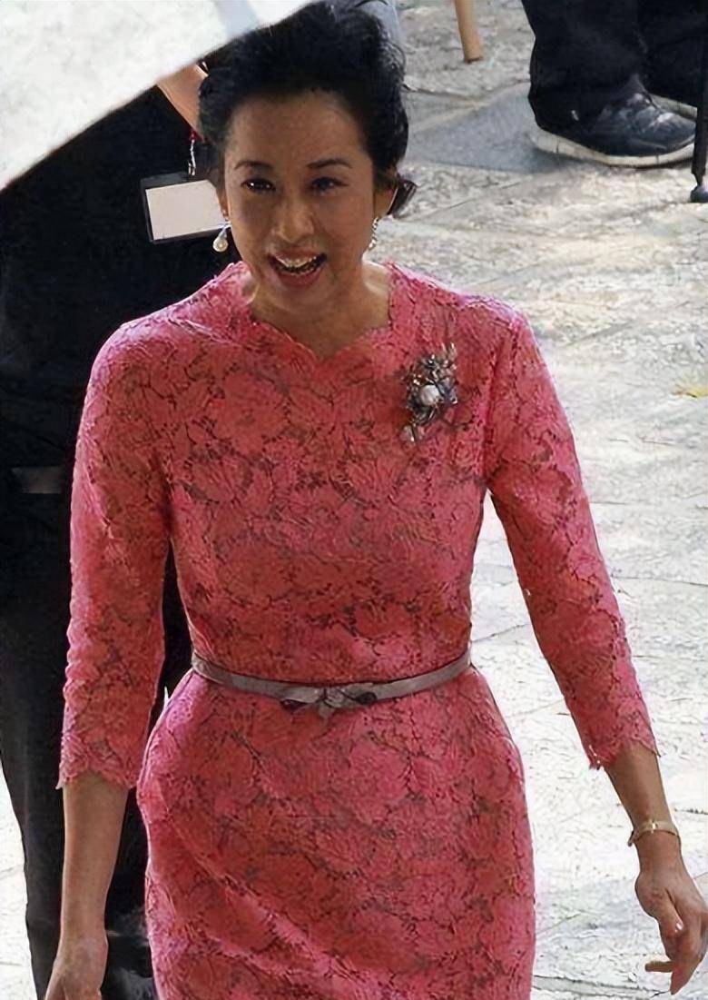 郭晶晶和婆婆朱玲玲同穿粉色蕾丝裙,赢了年龄,却输了气质_造型_风格