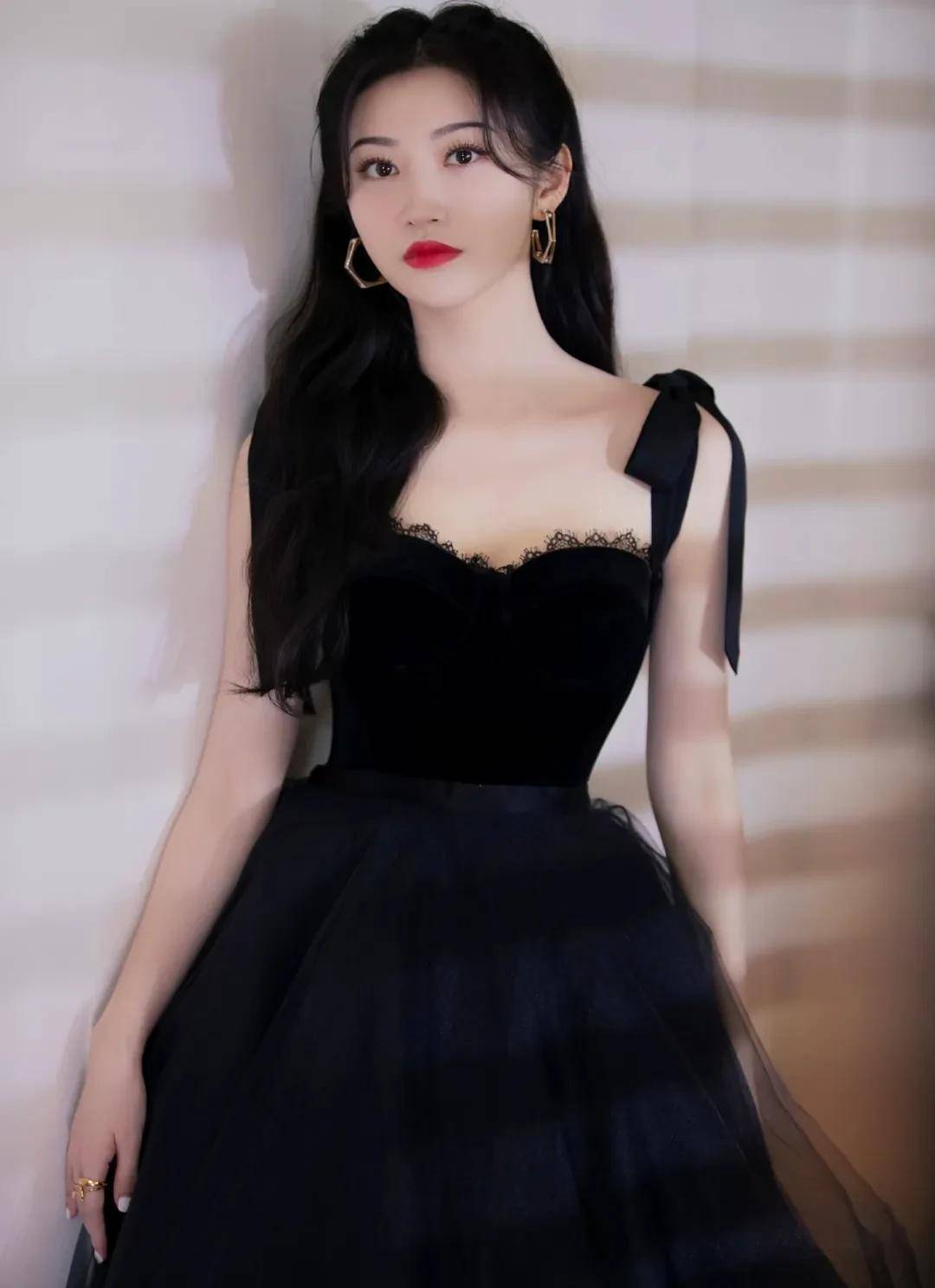 景甜,身材饱满,气质绝佳,妥妥人间富贵花_羽毛_元素_白色