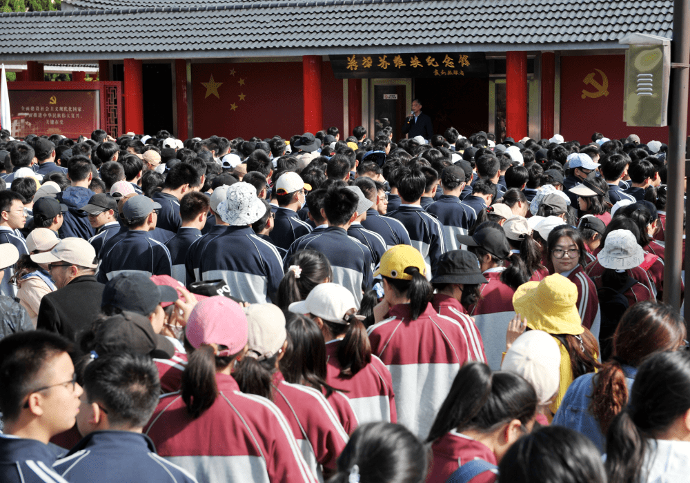 省姜堰二中是一所诞生在抗日烽火中的学校,二中学子身上传承的是革命