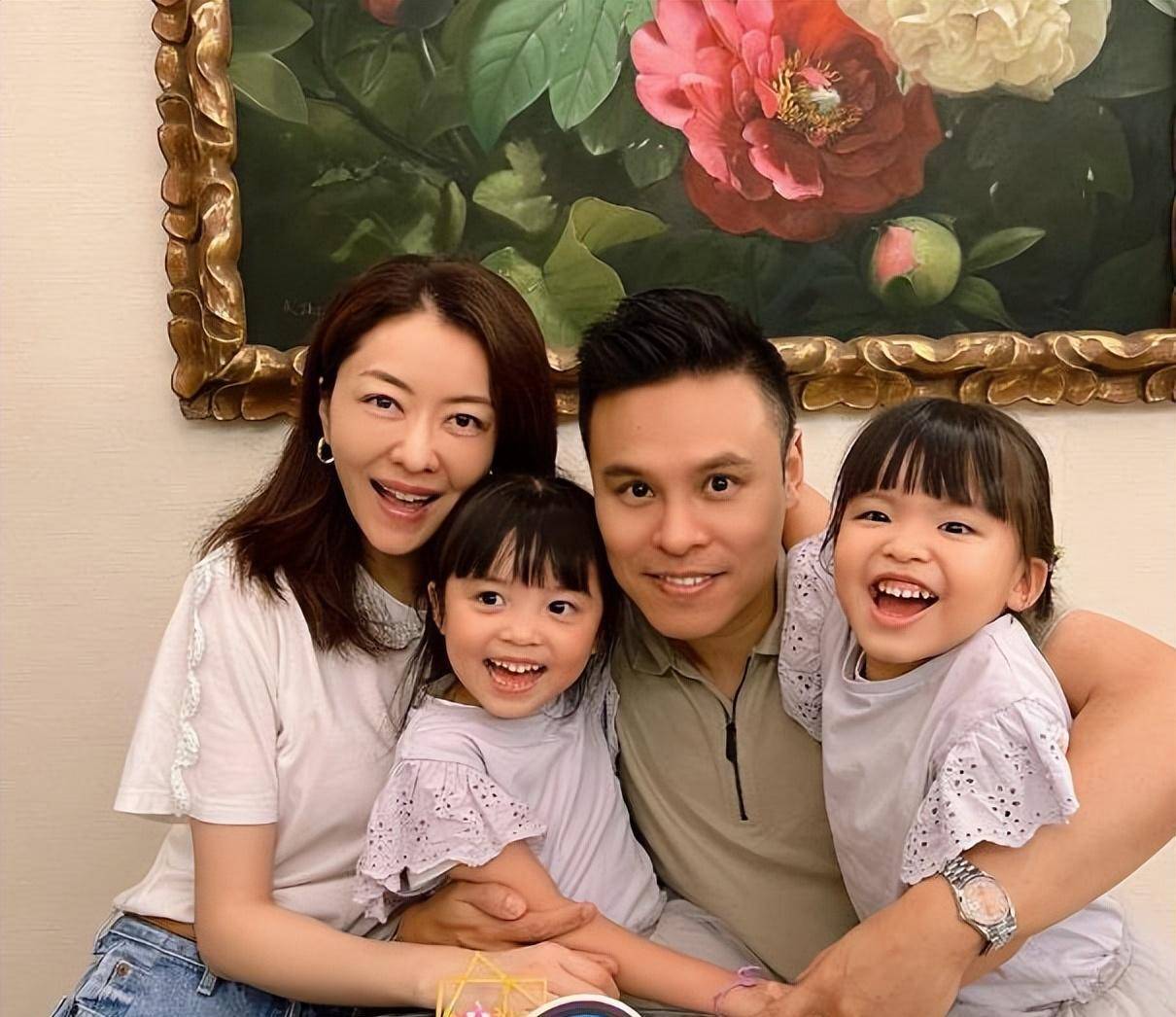 熊黛林郭可颂是庆生的双胞胎女儿,婆婆和姑姑在一起,一家人很幸福