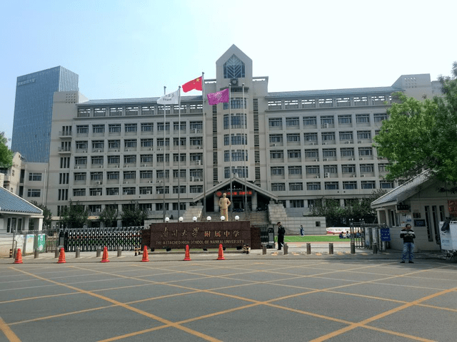 (南开大学附属中学实拍)区域内的交通路网十分发达,形成了红旗路