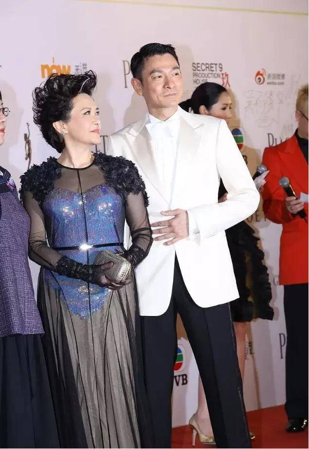 刘德华对干妈说:"咱们不像母子俩,更像姐弟!"_叶德娴_干儿子_时候