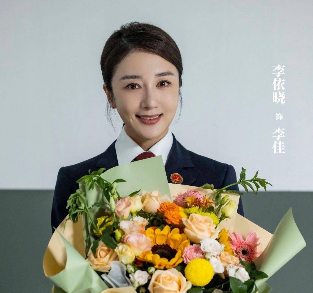 而身穿警服的贾青,则是美的别有一番韵味,浑身散发着警察的专业和正义