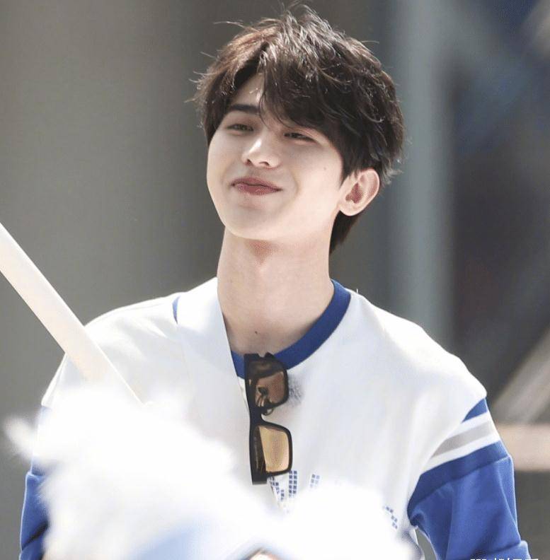 《奔跑吧》新路透曝光,蔡徐坤旗手装帅气,杨颖的新发型太可爱啦_节目