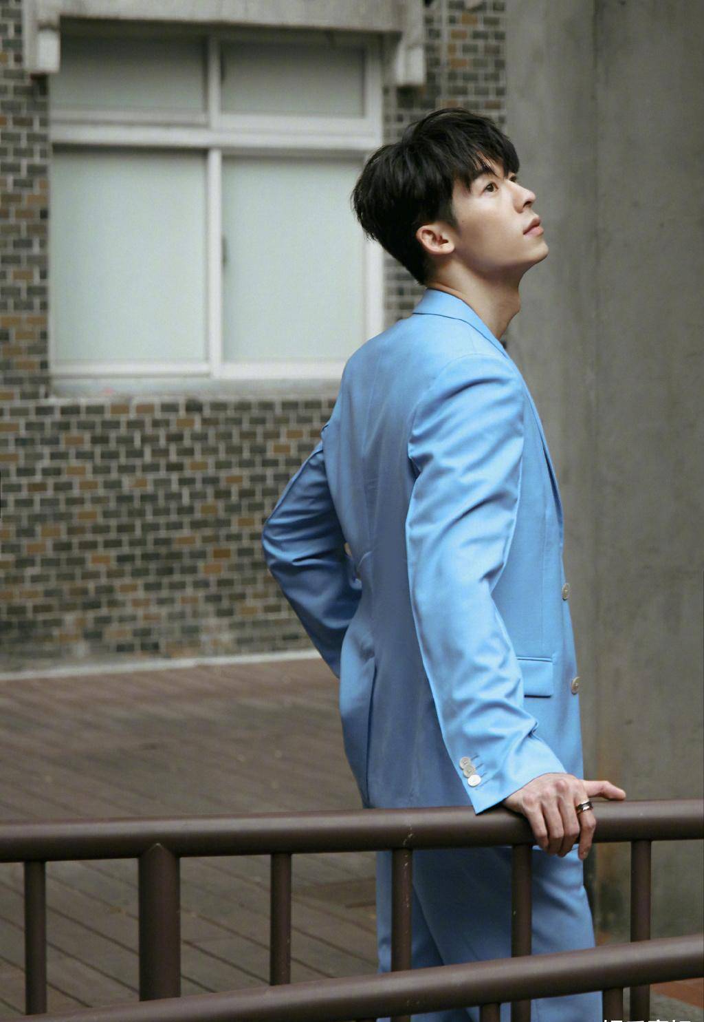 许光汉最新写真释出,蓝色西服,干净,治愈,帅气,清俊男友气质_造型_穿