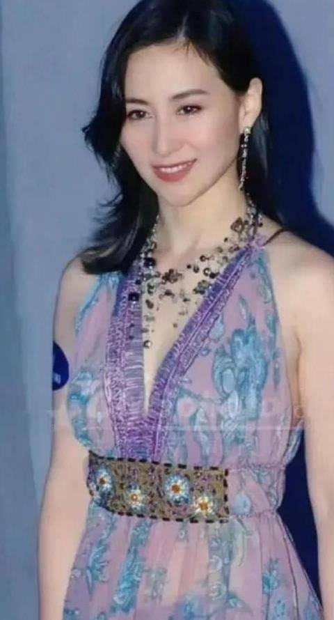 陈百强在娱乐圈已经红极一时,是很多女生的偶像,何超琼也不例外.