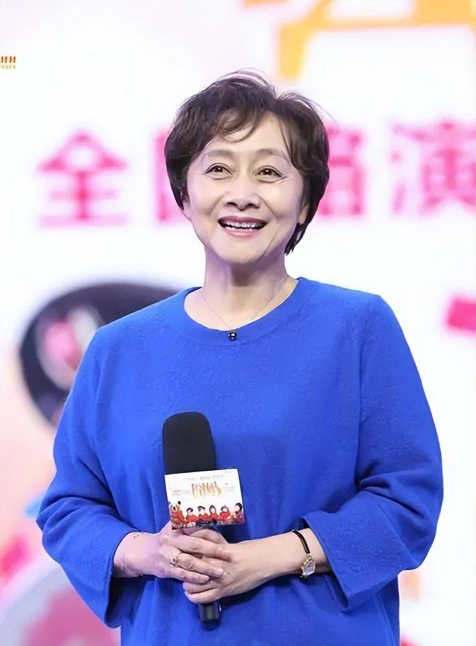 看了黄梅莹的打扮我悟了:长发盘,短发蓬,长裙得体,70岁也优雅_女士_自