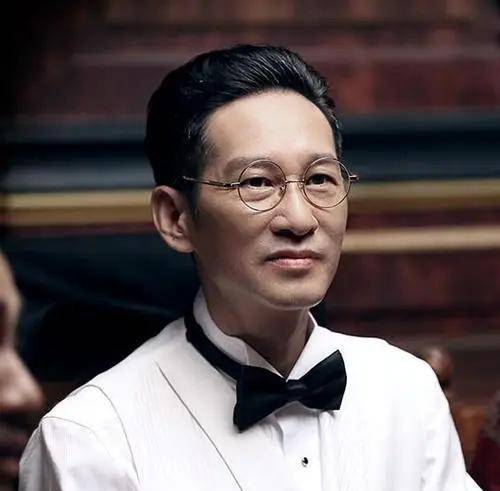 王劲松荣获优秀演员职称,曾怒批小鲜肉遭排挤,当了十年龙套_网友_小