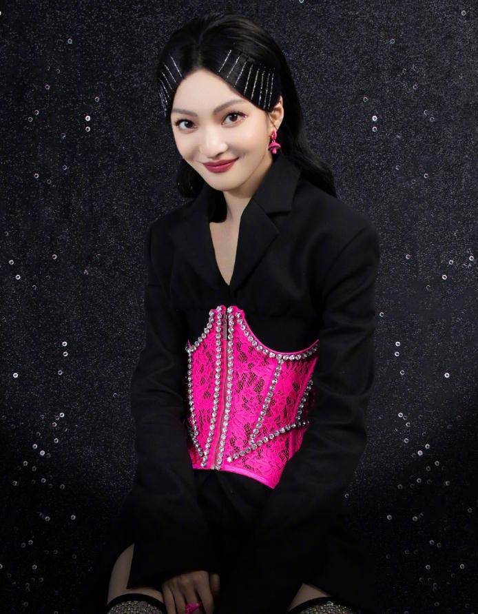 40岁的张韶涵气质真霸气,黑粉套装时髦个性,气场堪比超模_造型_时尚