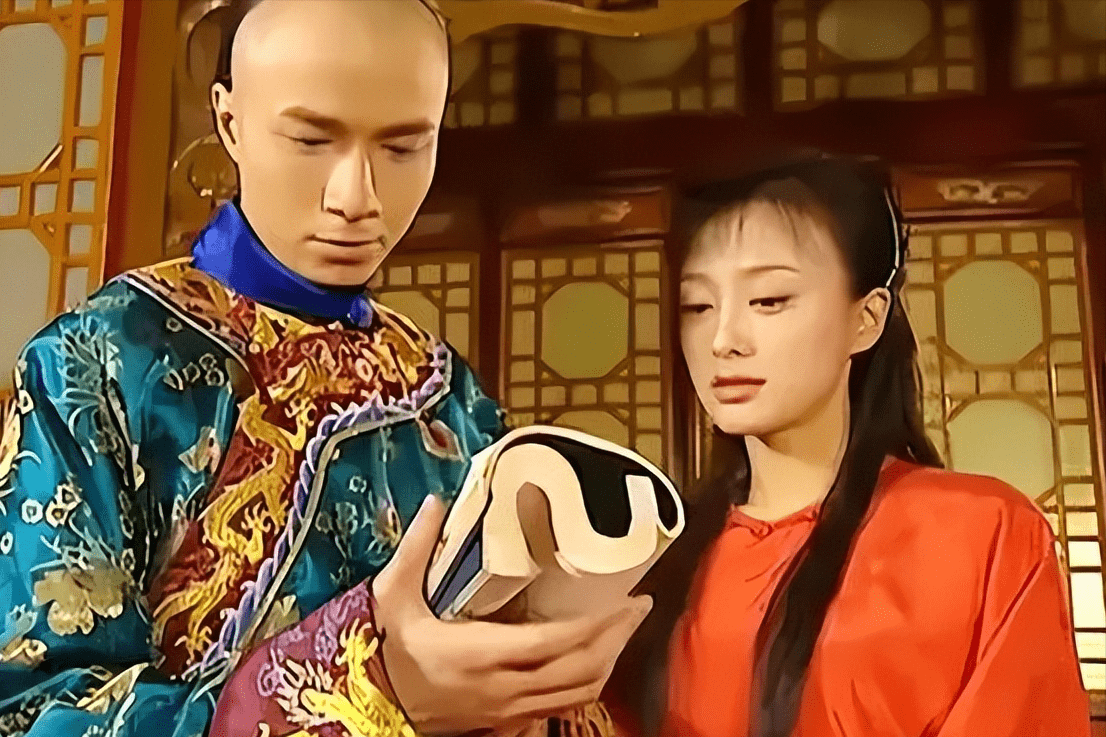 知画和小燕子谁是正妻?看看睡衣和旗头的区别!