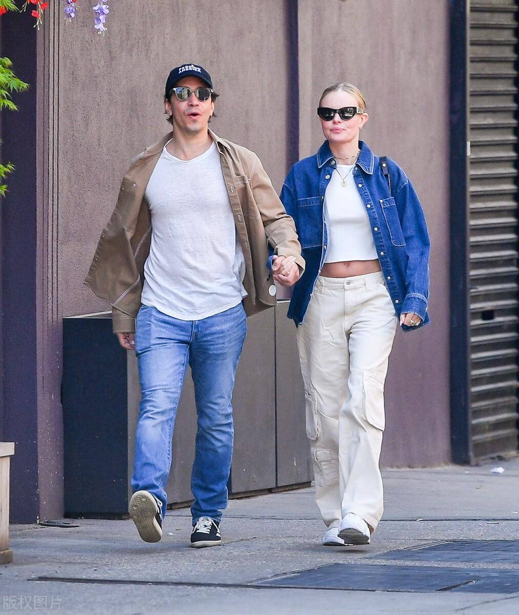 凯特-波茨沃斯身穿蓝色牛仔和贾斯汀-隆宣布订婚后首次现身_long_美国