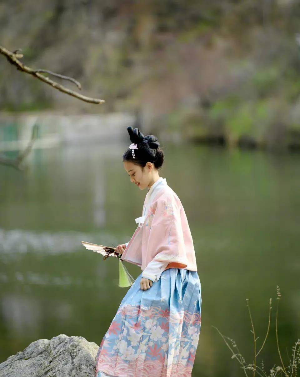 李小璐晒女儿甜馨汉服写真 小甜馨长得越来越像妈妈了_少女_网络_万物