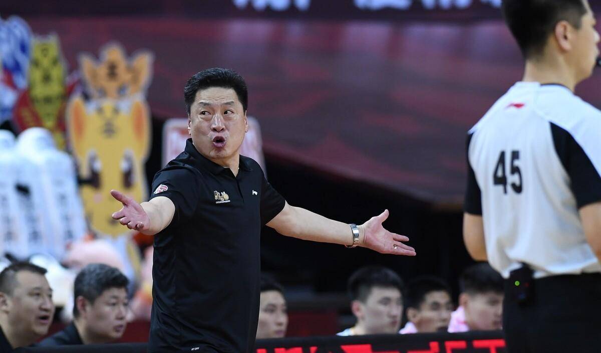 战术陈旧,伤用几条老工具,李春江离现代篮球越来越远_上海男篮_球员