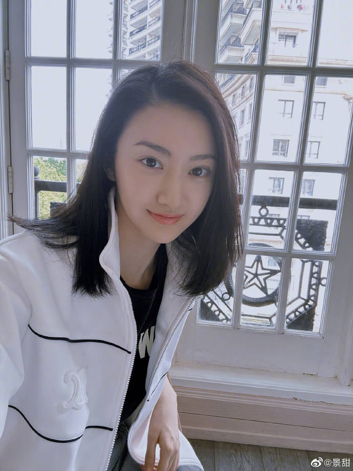 景甜风波后首晒自拍美照,素颜出镜依旧美如初恋,暗示已雨过天晴_明星