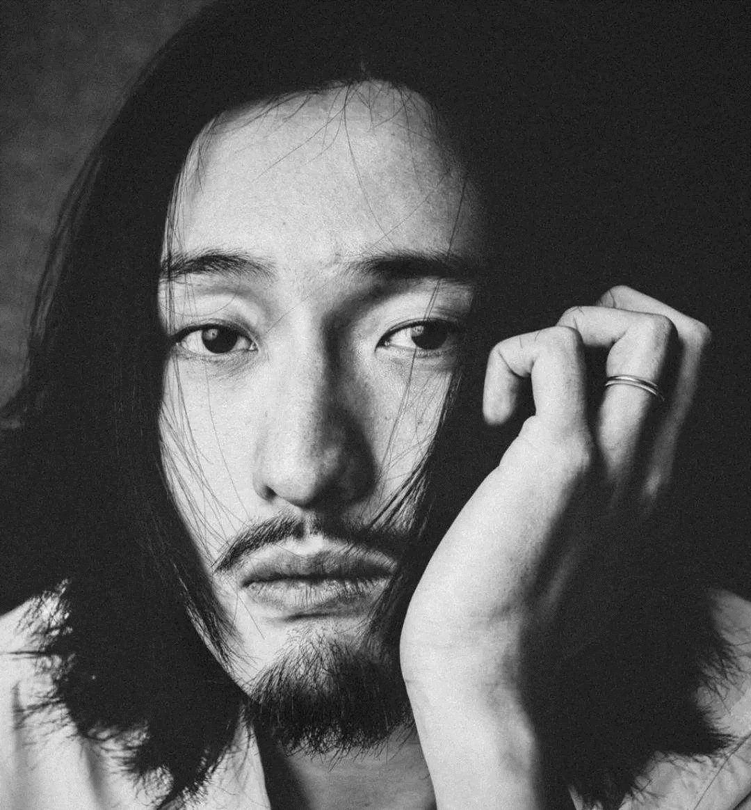 演员王传君说:看到自己银行卡上只剩100万了,觉得自己太落魄了