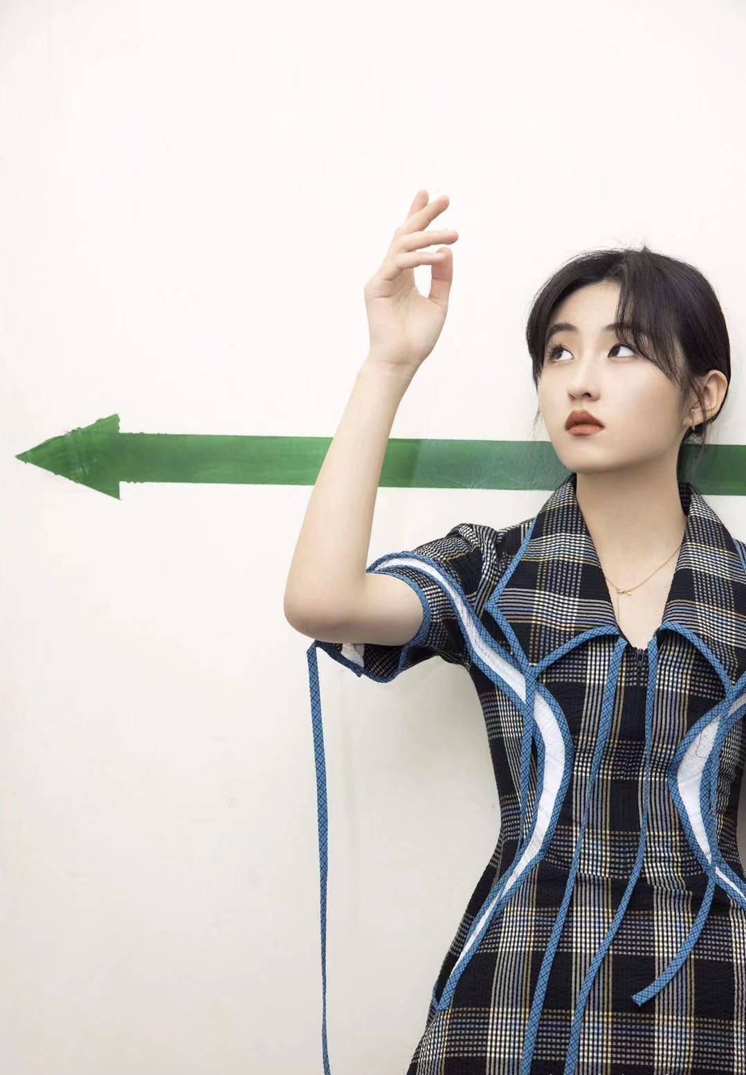 18岁少女风穿搭安排上了,张子枫这一组look超有质感哦_设计_造型_小