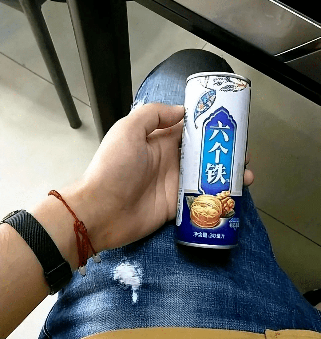 变成了这个样子,这瓶饮料真不应该叫"澳牛"干脆叫"红象"然后自己单干