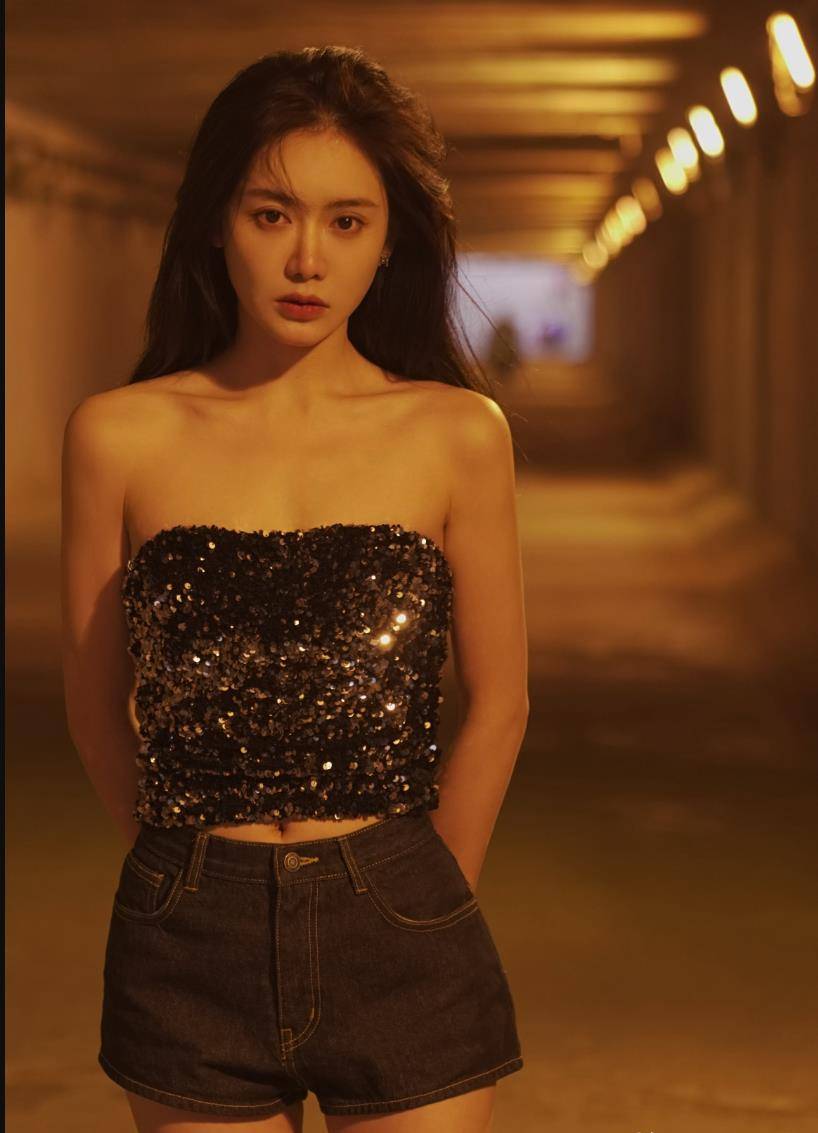 女主大胆打扮秀身材,收视率暴涨引发争议_被誉为_体育_女神