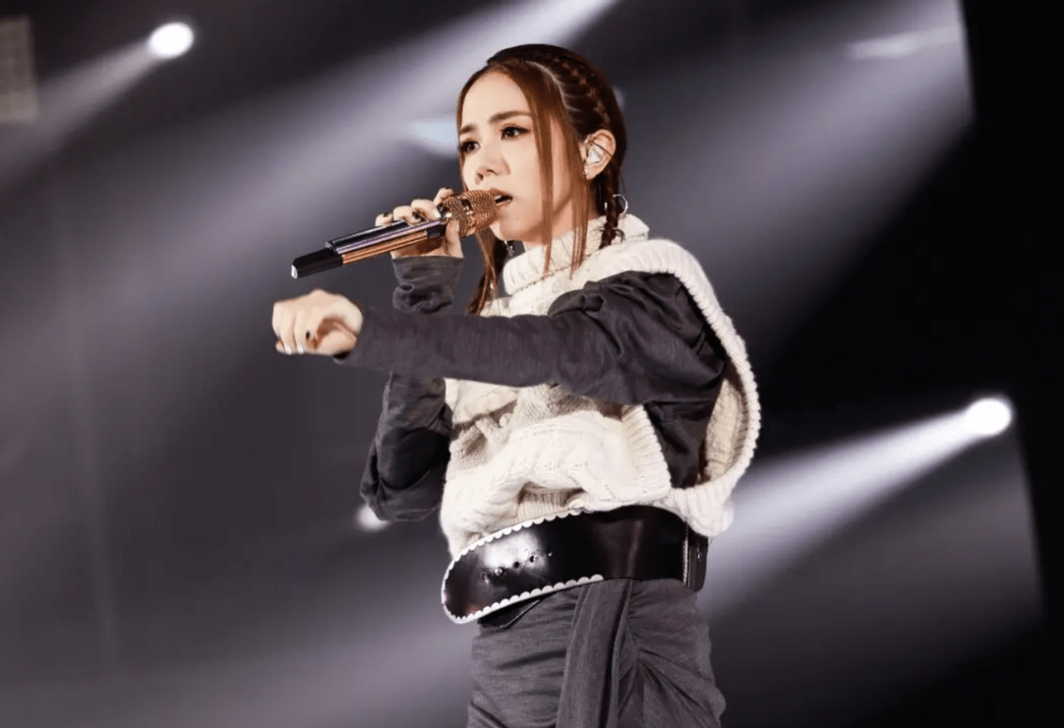 歌手"邓紫棋"开演唱会尿尿找不到厕所,当众用垃圾桶解决!