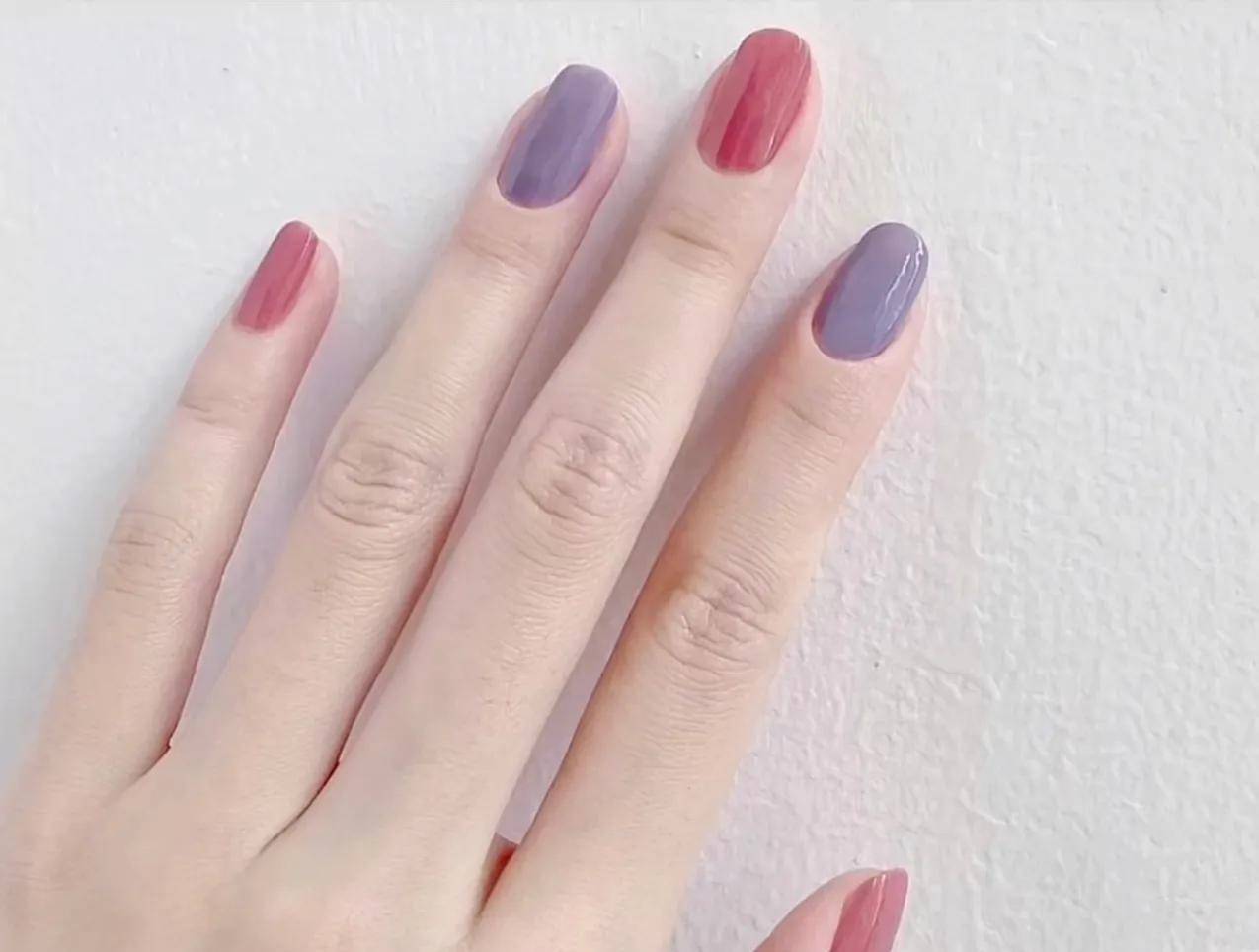 简单又活泼的夏日跳色美甲,枚红色加藕粉色,再搭配米白色,上手真的