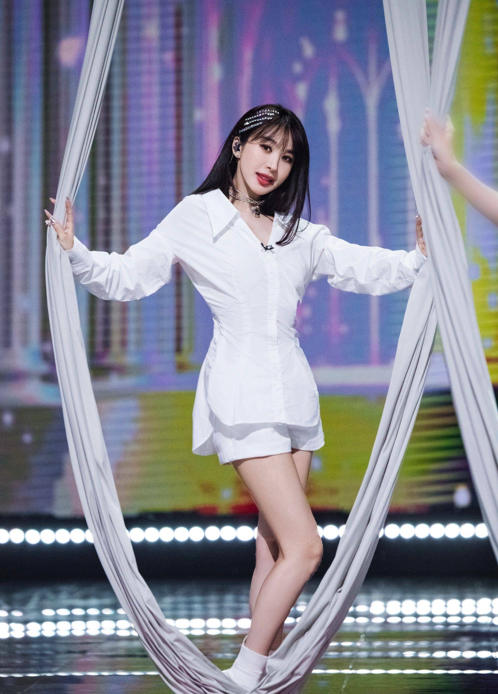 李菲儿终于冲到浪姐决赛,两套造型风格迥异,清纯pk时尚_设计_黑色