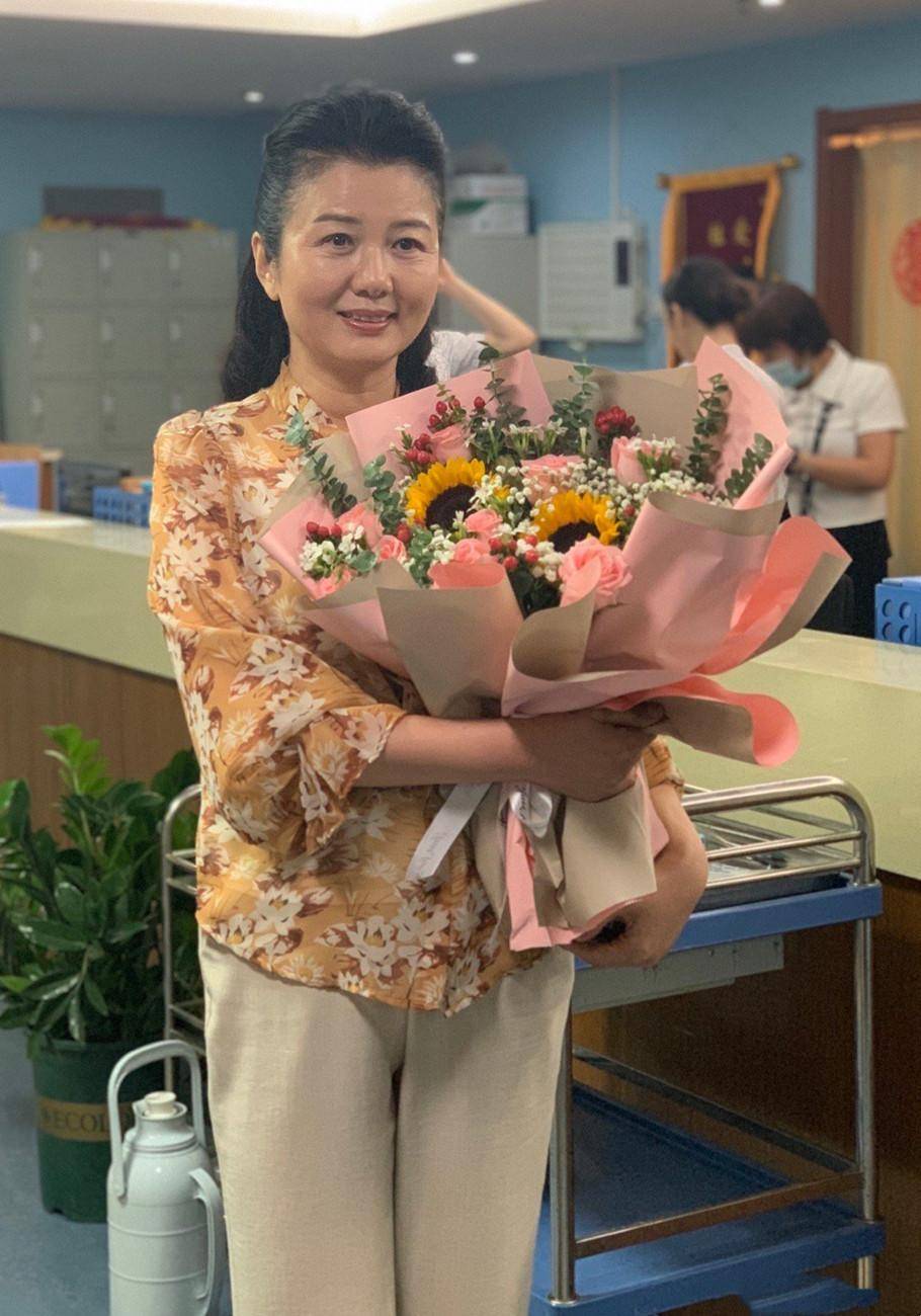 穿旗袍配盘发风华绝代,虽显老却有气质_款式_优点_郑卫莉