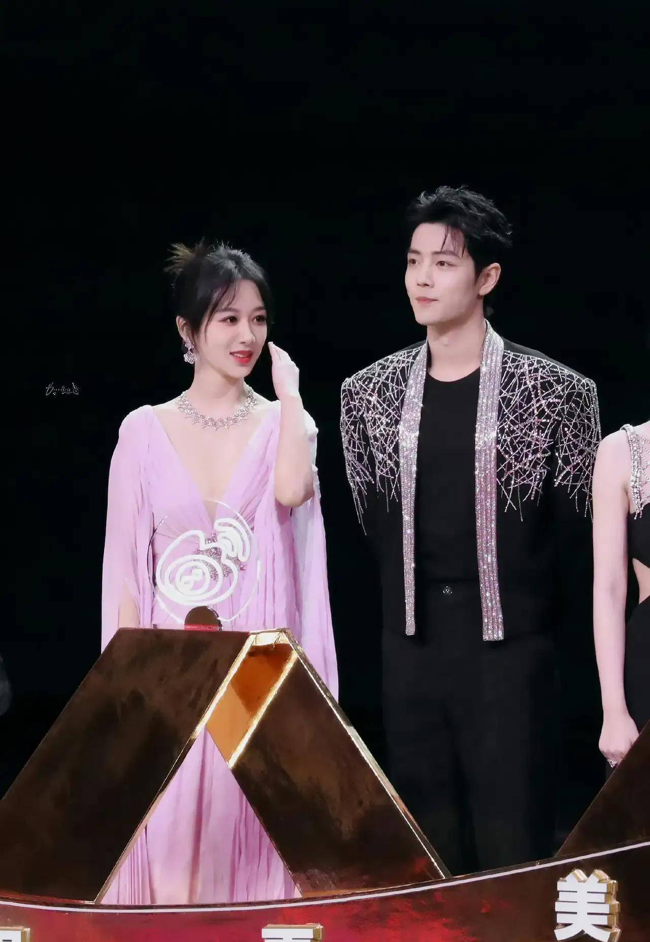 杨紫与肖战同框!