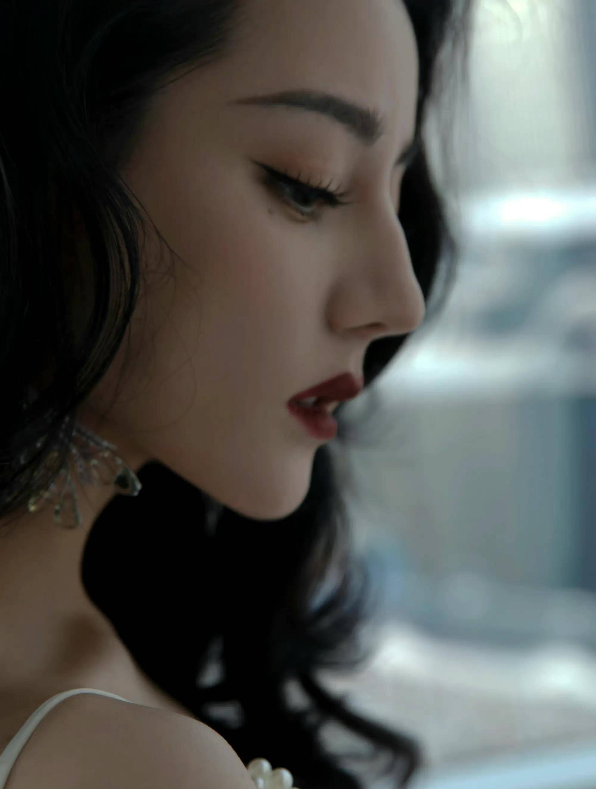 迪丽热巴纯白绸缎礼服高清写真_美人_白色_睫毛