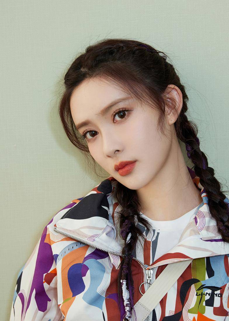 孟子义童年旧照被曝,天生整容脸说的就是她吧,从小就像动过刀_漂亮