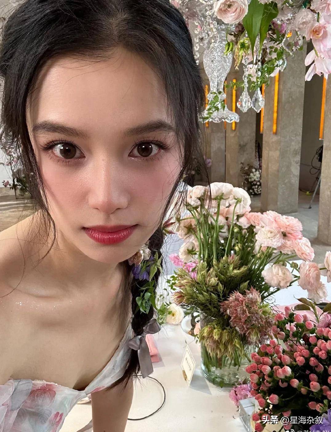 张婧仪晒生活随拍照,穿着碎花裙配花朵编发,似是花仙子!