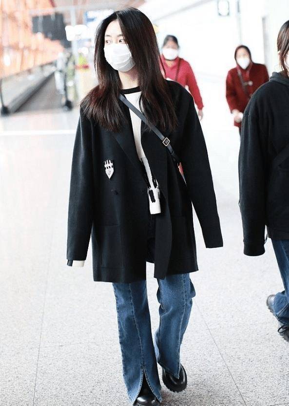 谭松韵个子虽小却会穿,穿羽绒服配无痕裤时尚减龄,31岁还似18岁_低调