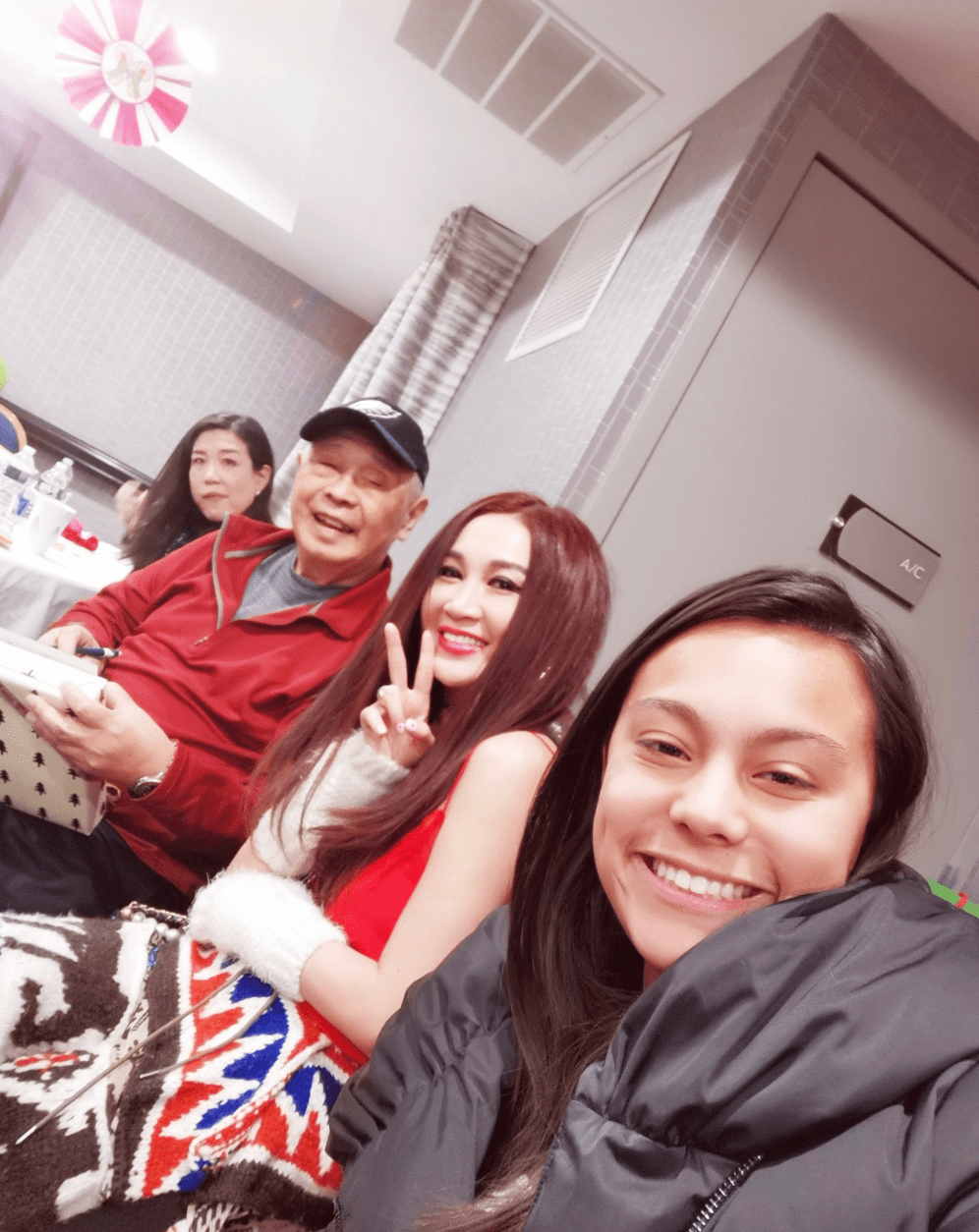 原创温碧霞发文透露爸爸离去,晒全家福追忆父亲,儿时差点被父母卖掉