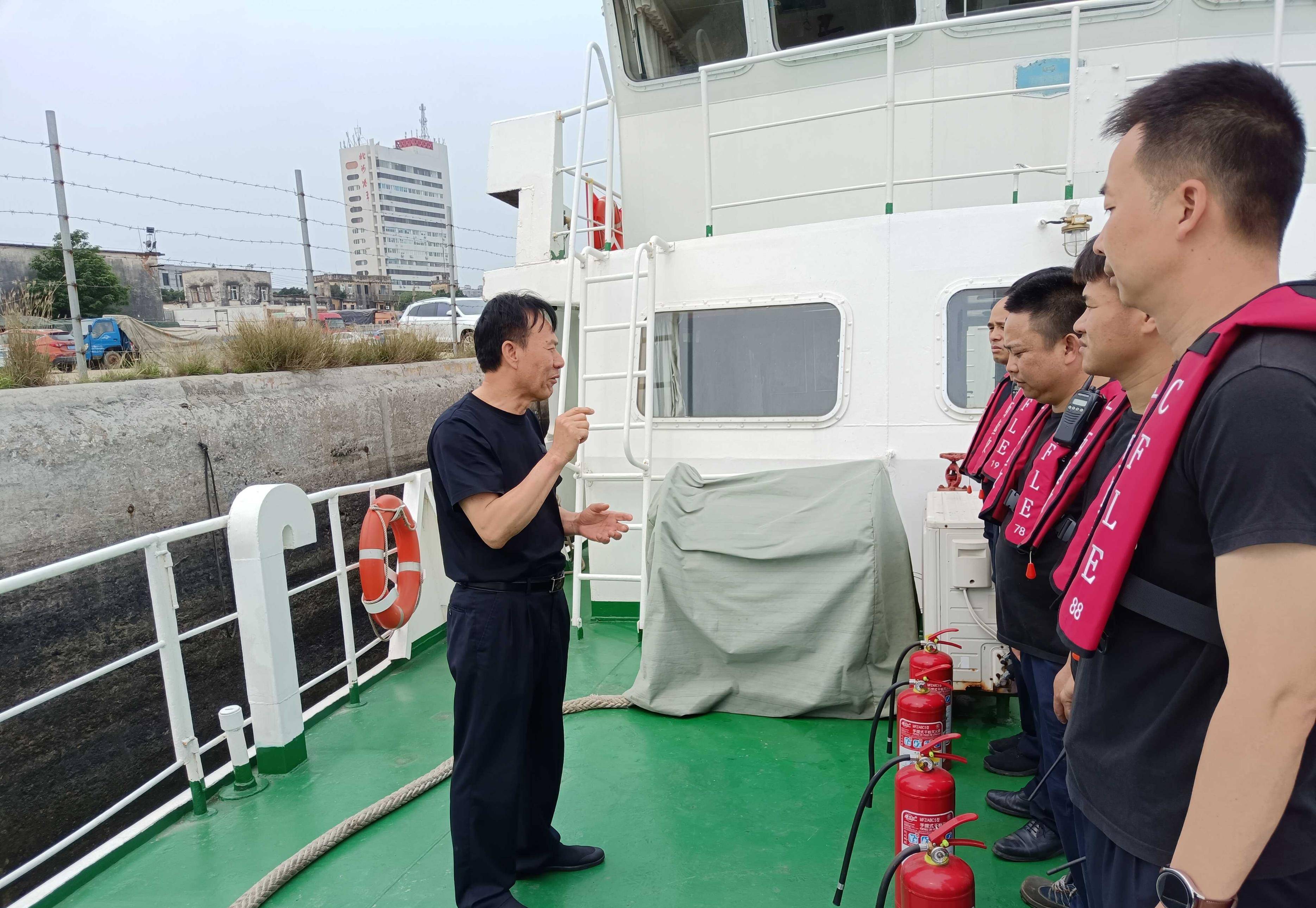 广西渔政执法总队开展船艇安全消防演练