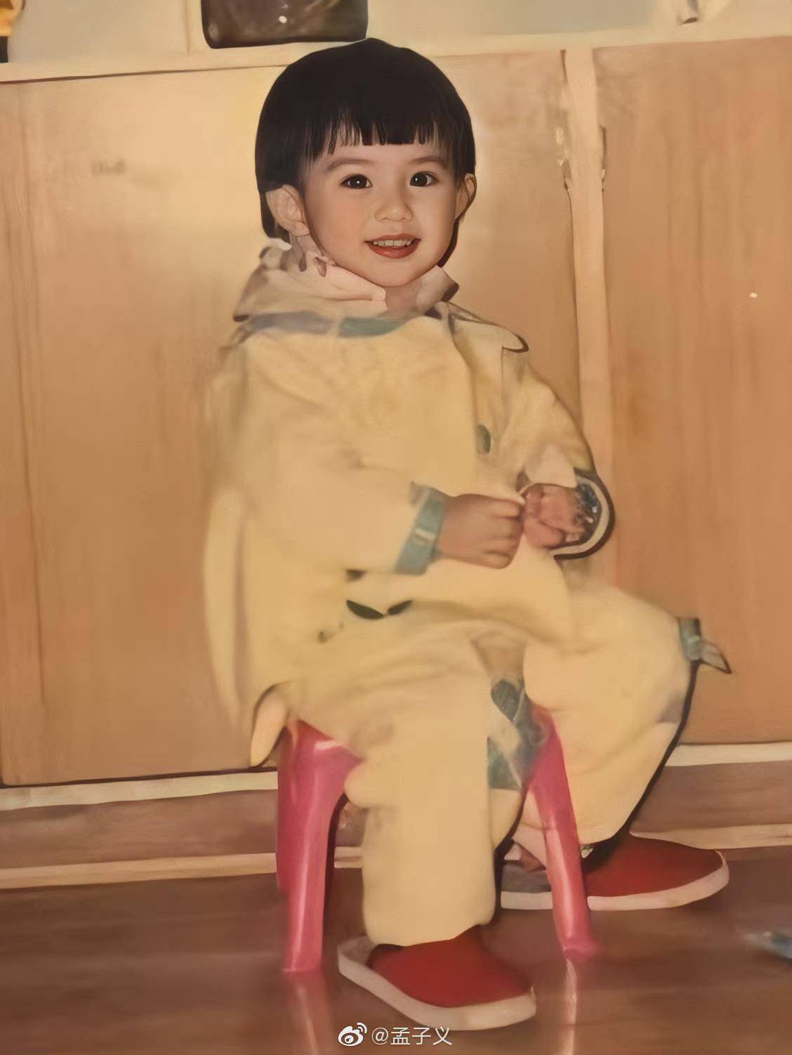 孟子义童年旧照被曝,天生整容脸说的就是她吧,从小就像动过刀_漂亮