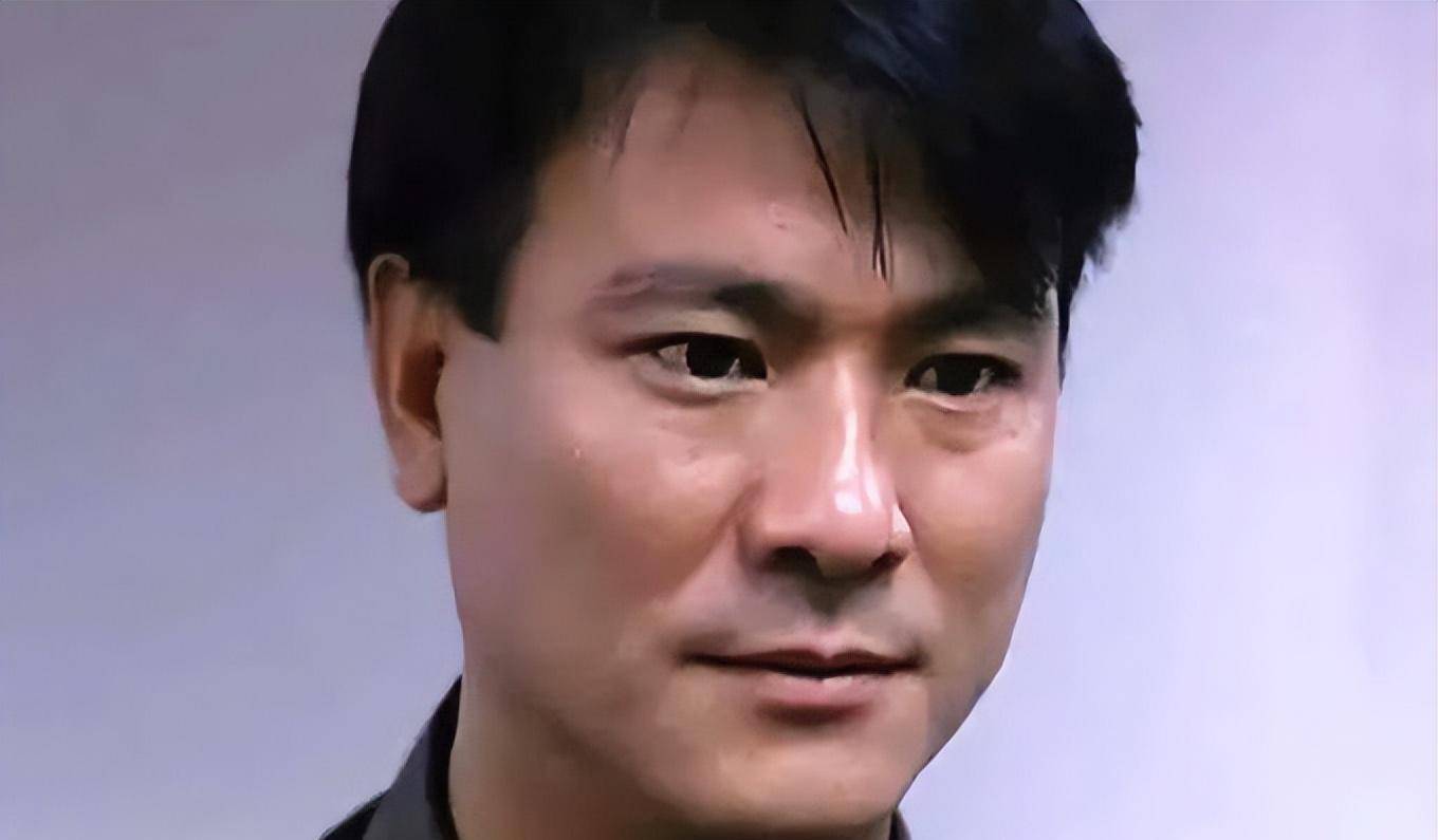 李修贤虽然算不上大帅哥,但年轻时的他,气质阳光健康,魅力十足.