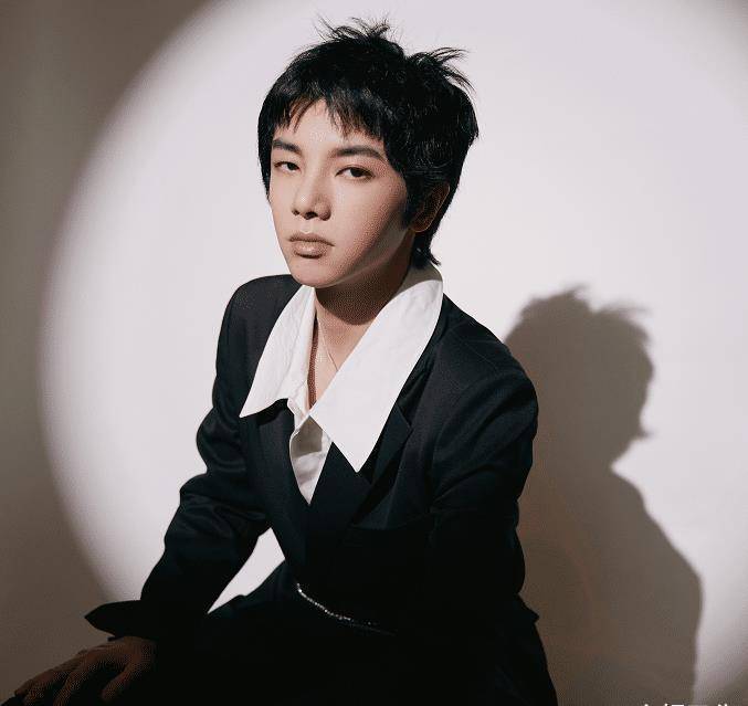 不过这也是和华晨宇的颜值气质有关系啦,华晨宇他的颜值就是属于有点