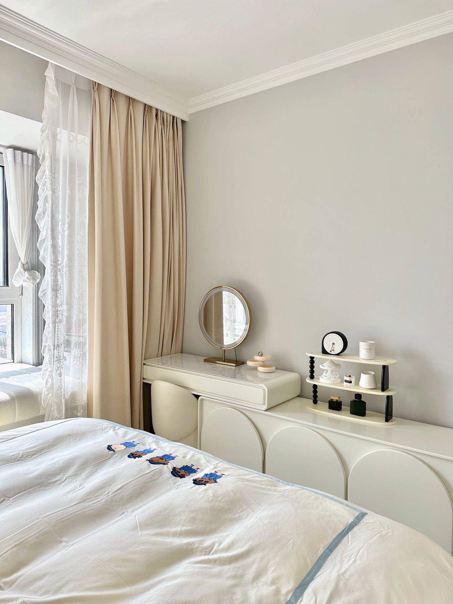 考虑到次卧面积有限,屋主便取消了传统卧室的床头柜配置,为室内留出