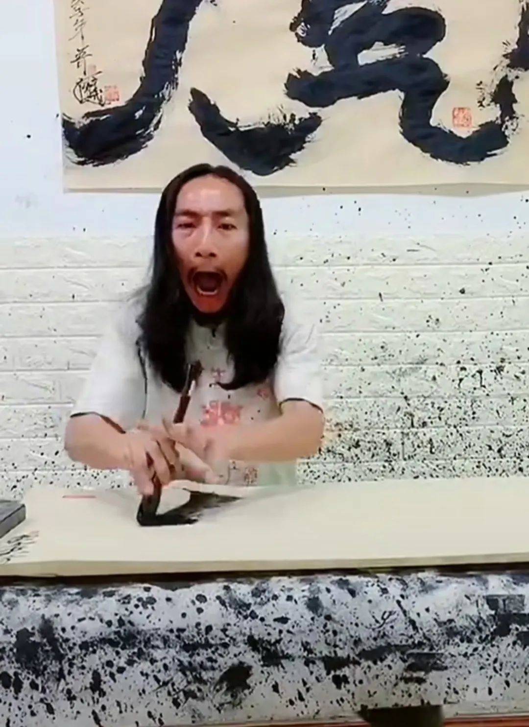 社会怪相抖音吃货恶搞抽风扫帚书法浪费食物监管