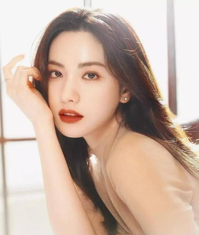 国外"国民蜜大腿"uie金宥真为减肥有多拼,8年坚持每天只吃一餐_身材