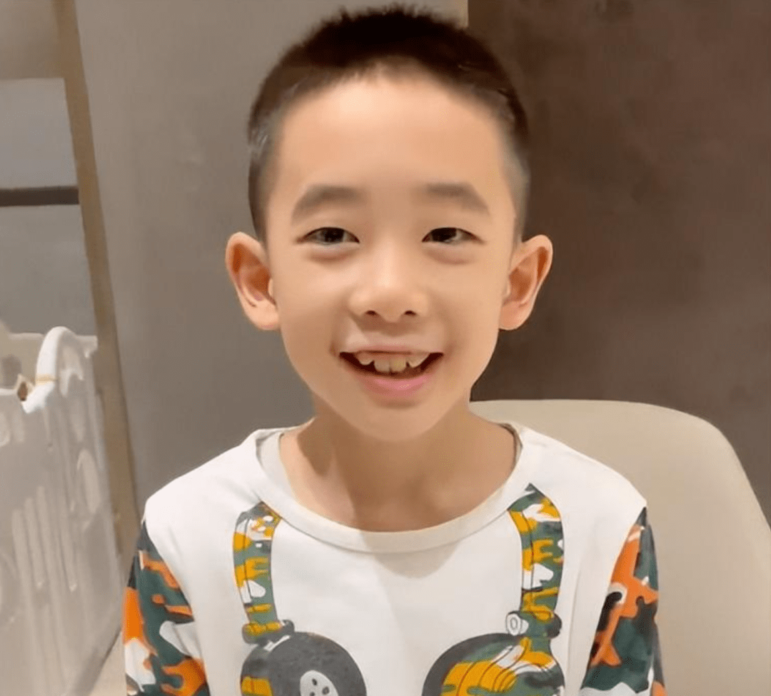 陈小春儿子长大了,10岁jasper当国际学校导游,精英教育惹人羡慕_孩子