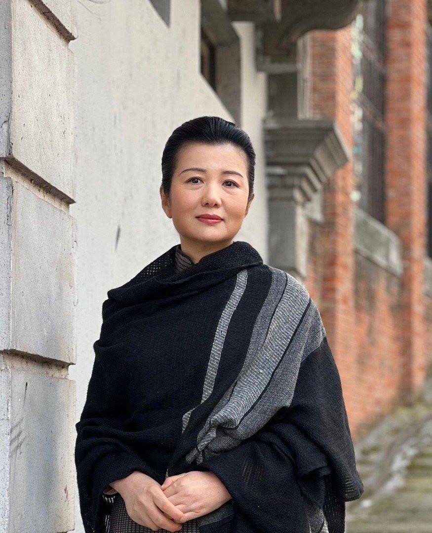 穿旗袍配盘发风华绝代,虽显老却有气质_款式_优点_郑卫莉