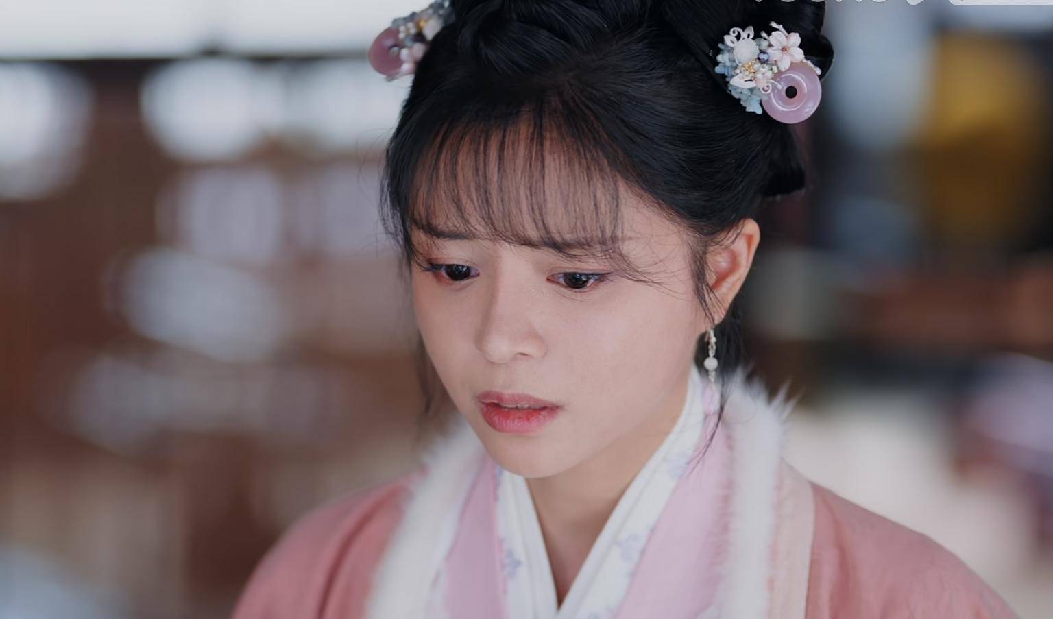 刚出场的时候,还有人说她像钟灵的扮演者何美钿,但感觉她没有那么甜