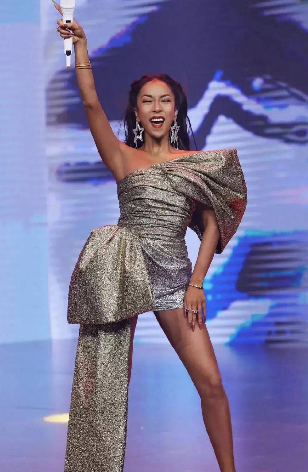 吉克隽逸:卖惨炫富当小三,立了10年的"淳朴"人设,终于崩塌了
