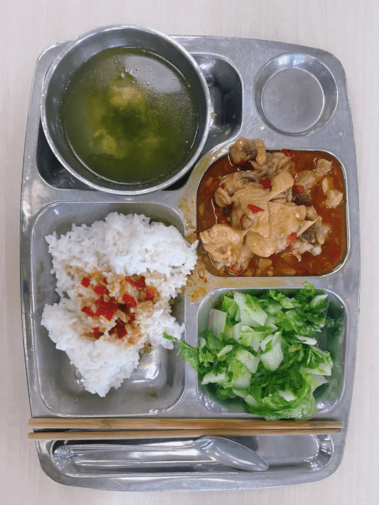 公务员食堂“大鱼大肉”天天见？男子晒出工作餐，网友表示怀疑（公务员食堂就餐标准每月多少钱）