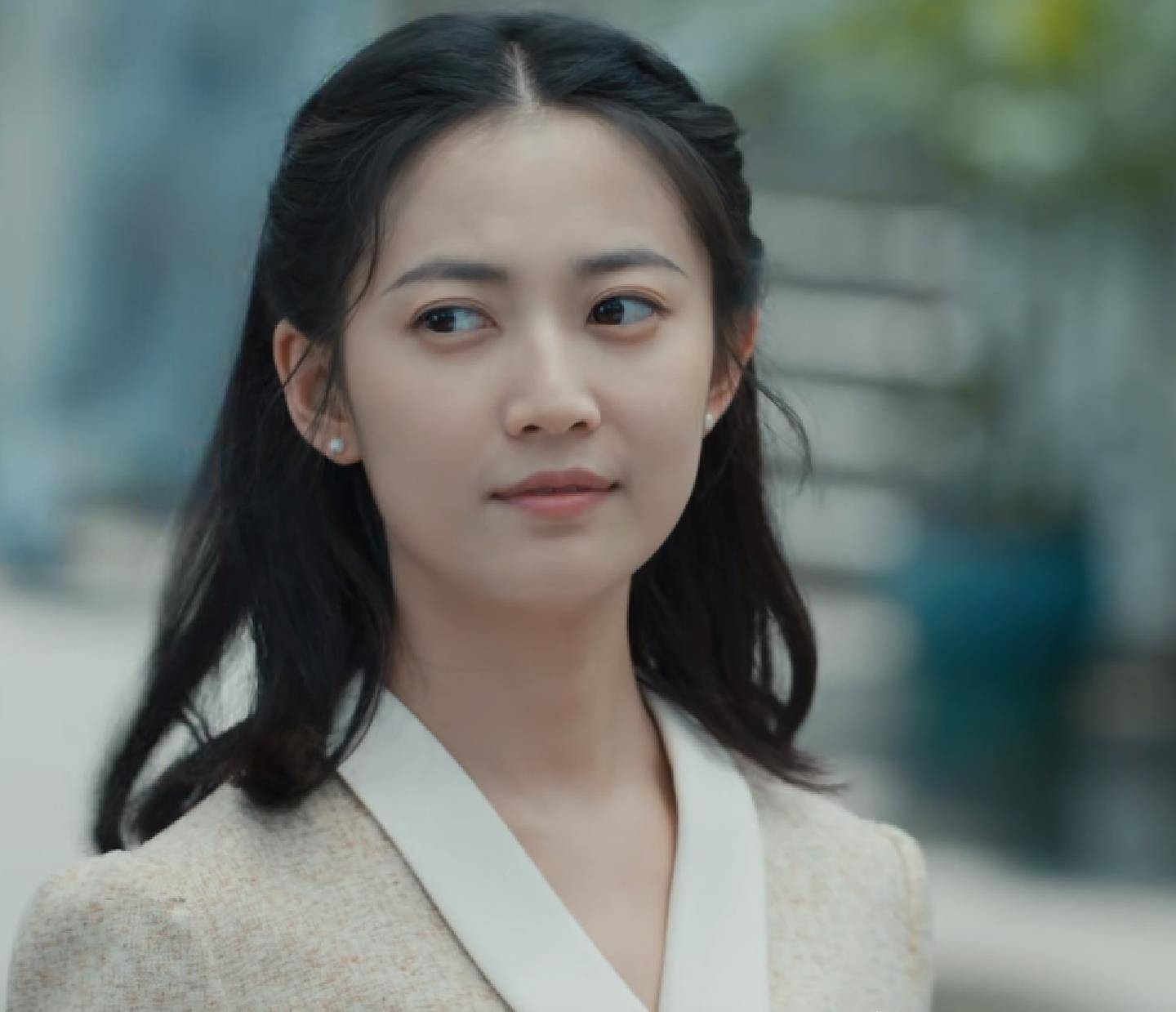 陈小纭公开解衣,将事业线暴露无遗,该火了_陈浅_吴若男_余春羊