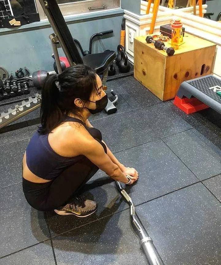 国外"国民蜜大腿"uie金宥真为减肥有多拼,8年坚持每天只吃一餐_身材