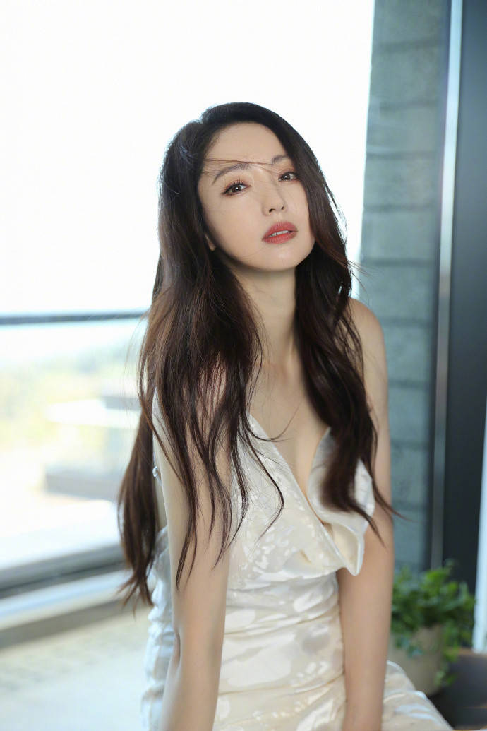 逆龄女神董璇,44岁穿搭一袭白色吊带裙,给人怦然心动的感觉_设计_裙装