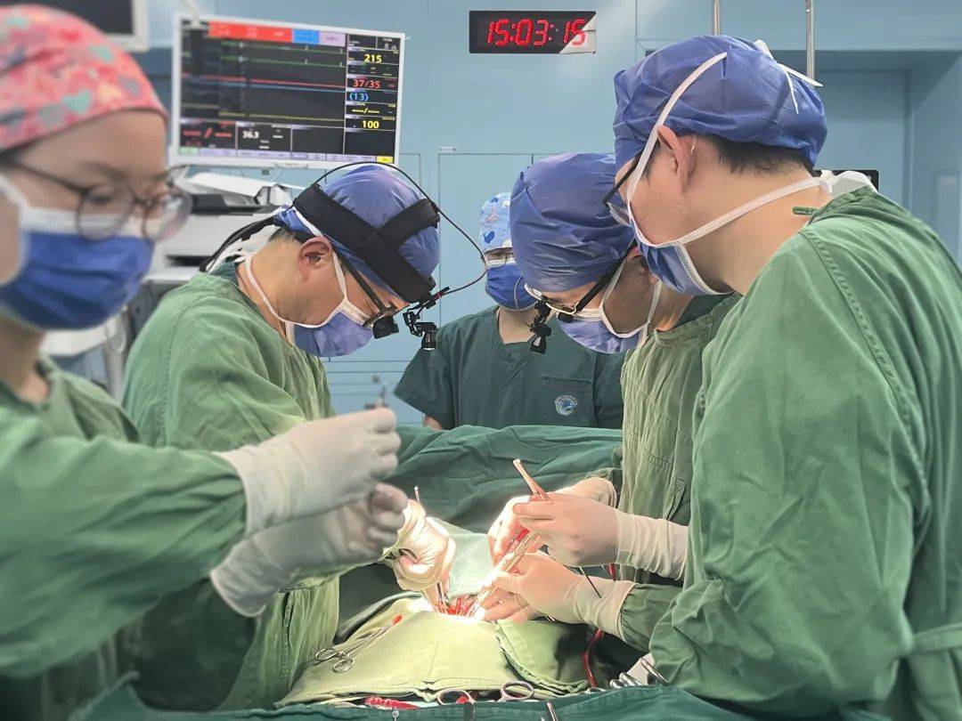 上海儿童医学中心心胸外科副主任郑景浩和福建省儿童医院心胸外科团队