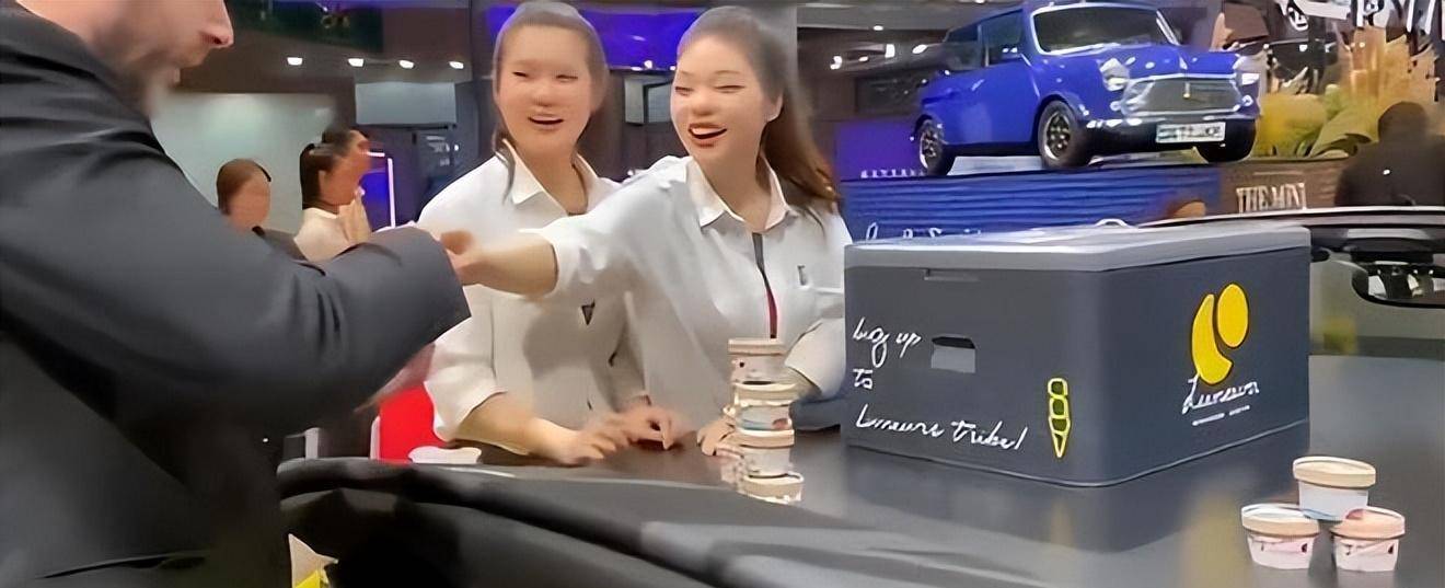 原创                宝马mini展台改发放钥匙扣，现场多人排队领取（宝马mini钥匙电池更换图三键）