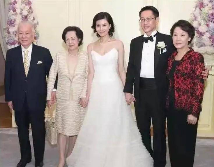 李嘉欣现身为闺蜜庆生,皮肤白皙气质优雅,姐姐李嘉明也现身了